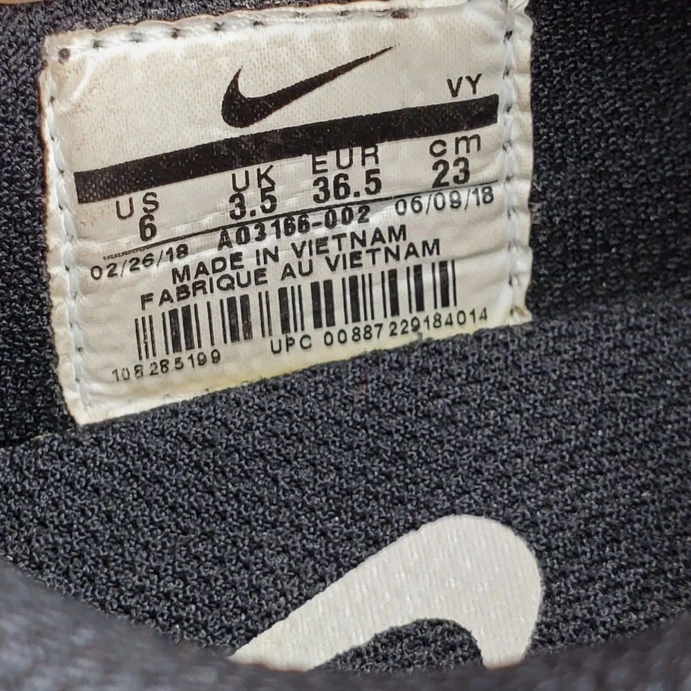 28) NIKE Pre-Love OX Suede Sz. 6